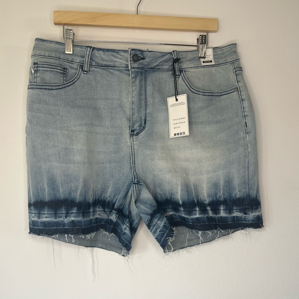 Judy Blue‎ Mid Rise Distressed Two-Tone Tie Dye Light Wash Shorts Size 2XL NWT